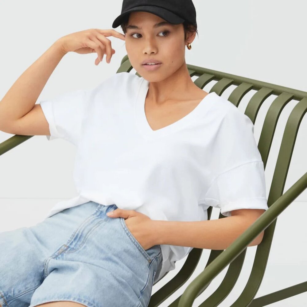 Everlane The Organic Cotton Slouchy V Neck in White - sz Small